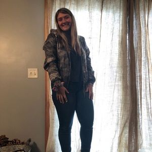 Meet your Posher, Julia